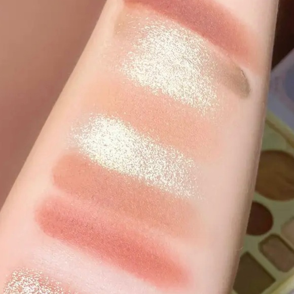 Radiant Angel Embossed Makeup Palette - Picture 2 of 14